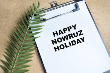 Mutlu Nowruz Tatili kavramı Tahta Masa 'da izole edilmiş kağıtlar üzerine yazıldı.