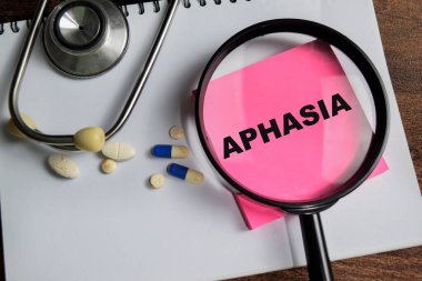 Aphasia kavramı, Tahta Masa 'da izole edilmiş yapışkan notlara yazılır.