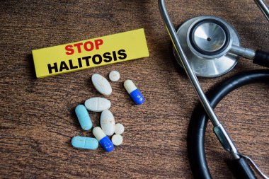 Tahta Masa 'da izole edilmiş yapışkan notlara Halitosis Durdurma kavramı.