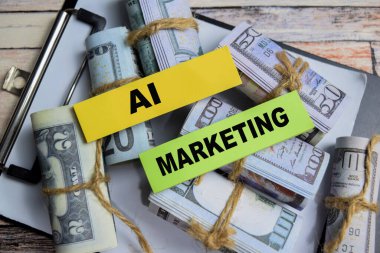 Ai Pazarlama kavramı, ahşap masa üzerine izole edilmiş dolarlarla yapışkan banknotlara yazılmıştır..