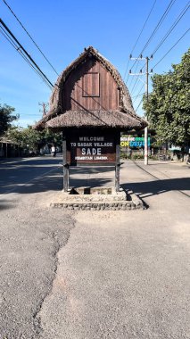 Sasak Sade Köyü. Lombok 'taki Sade Köyü' ne giriş, ziyaretçileri sazdan yapılmış büyüleyici bir çatı yapısıyla kültürel dalmaya davet ediyor. Lombok, Endonezya, 16 Nisan 2025