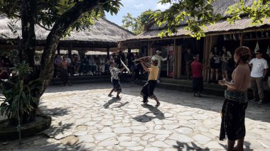 Sasak Sade Köyleri 'nde geleneksel kültür. Lombok, Endonezya, 16 Nisan 2025