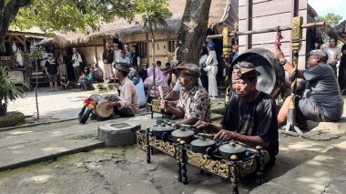 Sasak Sade Köyleri 'nde geleneksel kültür. Lombok, Endonezya, 16 Nisan 2025