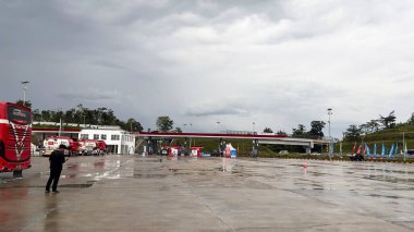 Ana Otobüs İstasyonu (Semarang, Solo), Semarang şehrinin ana otobüs terminali. Bir grup insan aceleyle otobüsü bekliyor. Solo, Endonezya, 16 Nisan 2025