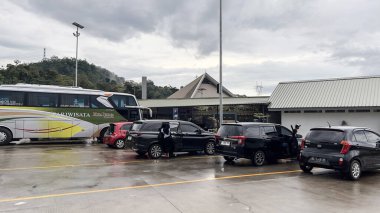 Ana Otobüs İstasyonu (Semarang, Solo), Semarang şehrinin ana otobüs terminali. Bir grup insan aceleyle otobüsü bekliyor. Solo, Endonezya, 16 Nisan 2025