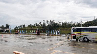 Ana Otobüs İstasyonu (Semarang, Solo), Semarang şehrinin ana otobüs terminali. Bir grup insan aceleyle otobüsü bekliyor. Solo, Endonezya, 16 Nisan 2025