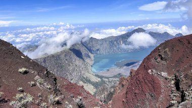 Göl ve yüksek zirveli yüksek dağ manzarası