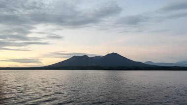 Dağlı deniz manzarası