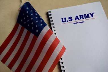 ABD Ordusu 'nun doğum günü kavramı deftere ve Birleşik Devletler bayrağına Tahta Masa' da izole edilmiş..