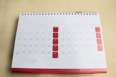 Boş Notepad sayfası ve Tarihi Kaydet Takvimi. Yılın Günü konsepti.