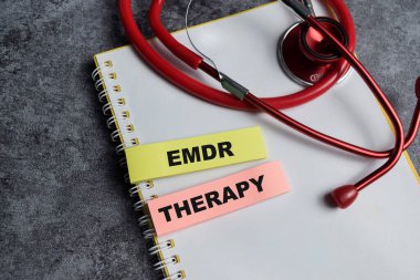 EMDR - Göz Hareketi Duyarsızlaştırma ve Yeniden İşleme Psikoterapi Tedavisi kavramı - EMDR terapisi yapışkan notlara yazılır ve Tahta Tablo 'ya izole edilir.