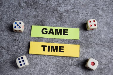 Oyun zamanı kavramı Tahta Masa 'da izole edilmiş yapışkan notlara yazılsın.