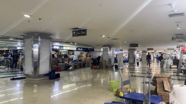 Harco Mangga Dua Plaza, bina çok az ziyaretçiyle oldukça sessizdi. Kuzey Jakarta, Endonezya, 24 Nisan 2025