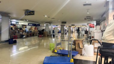 Harco Mangga Dua Plaza, bina çok az ziyaretçiyle oldukça sessizdi. Kuzey Jakarta, Endonezya, 24 Nisan 2025