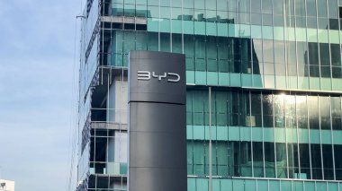 Mavi gökyüzü arka planında BYD logosu olan kutup reklam panosu. Bekasi, Endonezya, 24 Nisan 2025