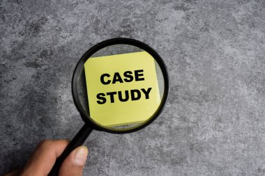 Tahta Masa 'ya izole edilmiş yapışkan notlar üzerine büyüteç ile vaka çalışması kavramı.