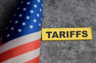 Gümrük vergisi kavramı, Amerikan bayrağının ahşap masaya izole edildiği yapışkan notlara yazılmıştır..
