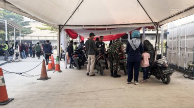 Cikarang Polis Karakolu 'nun bir bölümü de yeni ehliyet ruhsat hizmetinin ve Satlantas Polres Bekasi' nin dahili uzantısıdır. Bekasi, Endonezya, 25 Nisan 2025