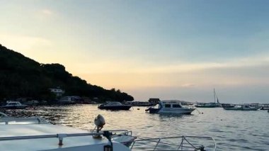 Central Lombok City 'deki Bangsal Limanı Waterbus İstasyonunda Turistler Teknesi