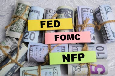 FED kavramı - FOMC - NFP, Tahta Masa 'ya izole edilmiş dolarlarla yapışkan notlar üzerine yazsın.