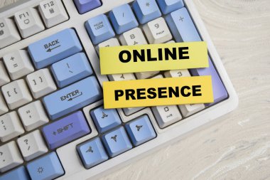 Çevrimiçi Varlık kavramı Tahta Masa 'da izole edilmiş yapışkan notlar üzerine yaz.