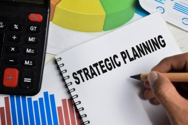 Stratejik Planlama kavramı Tahta Masa 'da izole edilmiş kitap üzerine yazıldı.