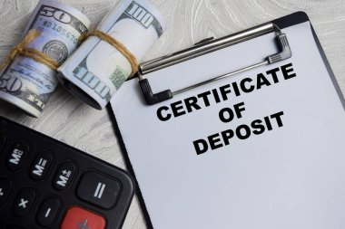 Tahta Masa 'da izole edilmiş kağıt üzerinde Depo Belgesi kavramı.