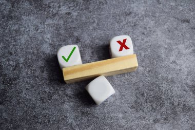 Tik izi ağır ve dengesiz tahterevallide. Karar verirken olumlu değerlendirme kavramı