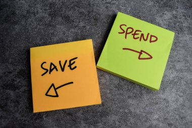 Tahta Masa 'da izole edilmiş yapışkan notlara yaz veya kaydet kavramı.