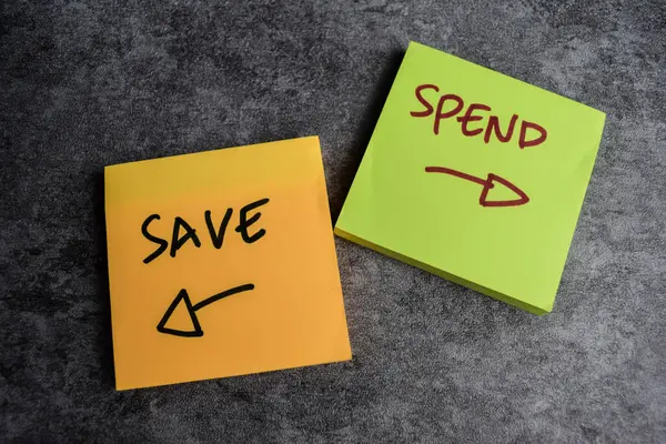 Tahta Masa 'da izole edilmiş yapışkan notlara yaz veya kaydet kavramı.