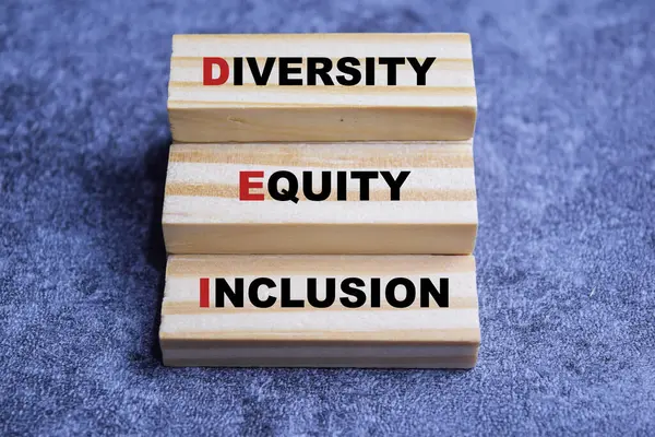 DEI kavramı - Çeşitlilik, eşitlik, dahil etme sembol. DEI sözleriyle tahta blok