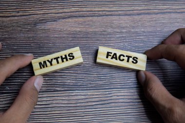 Efsaneler ya da gerçekler sembolü. Sözcüklerle ve gerçeklerle tahta blok