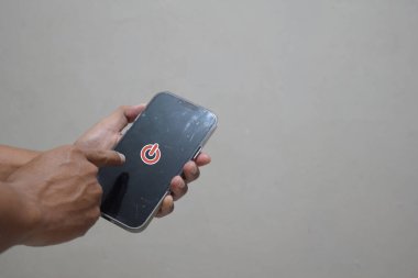 akıllı telefonu kullanarak çevrimiçi ve sosyal bağlantıyı, işi, borsayı ve finans piyasasını kapatıyor veya kapatıyor,