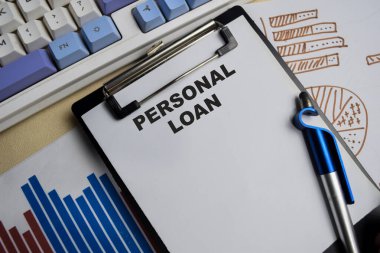 Tahta Masa 'da izole edilmiş panoya kişisel kredi yazma kavramı.