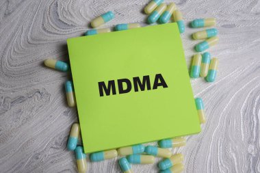 Tahta Masa 'da izole edilmiş yapışkan notlara MDMA kavramı. steteskop ve eczacılık
