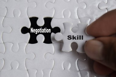 Elle tutulan yapboz parçasında kelime müzakere becerisi var. İş ve finans kavramı