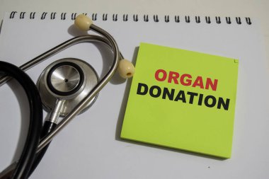 Organ bağışı kavramı, Tahta Masa 'ya izole edilmiş yapışkan notlara yazıldı.