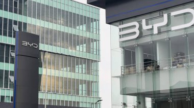 Bayiliğin girişindeki bayi logosu. Çinli araba markası. Bekasi, Endonezya, 28 Haziran 2025