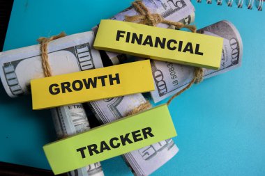 Tahta Masa 'da izole edilmiş yapışkan notlara finansal büyüme izleyici kavramı.