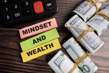 Düşünce ve zenginlik kavramı, Tahta Masa 'da izole edilmiş yapışkan notlara yazılmıştır..