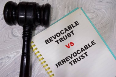 VS 'nin feshedilemez güven kavramı. Tahta Masa' daki tokmağın izole edildiği kitapta yazıyor..