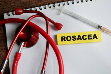 Ahşap Masa 'da izole edilmiş yapışkan notlar üzerine Rosacea kavramı.