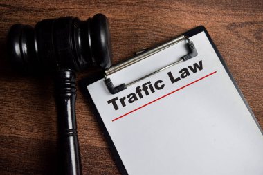 Trafik yasası kavramı panoya yazılır ve tahta masa üzerinde tokmak izole edilir.