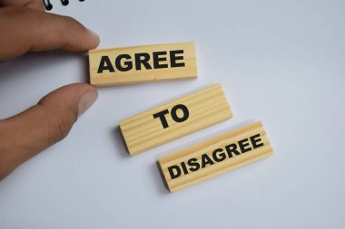 Söz, masadaki tahta küplerde aynı fikirde olmadığı konusunda hemfikir. İş ve finans kavramı