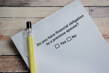 Tahta Masa 'da tecrit edilmiş bir kitap üzerine önceki eşinize karşı mali yükümlülüğünüz var mı? Bir kişi soru kavramına cevap veriyor.