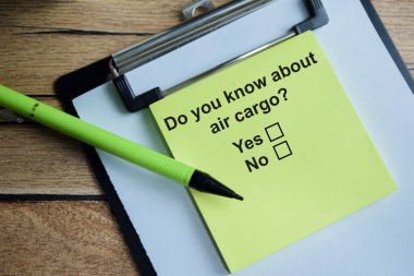 Tahta Masa 'da izole edilmiş yapışkan notlara yazılmış hava kargosunu biliyor musun? Bir kişi soru kavramına cevap veriyor.