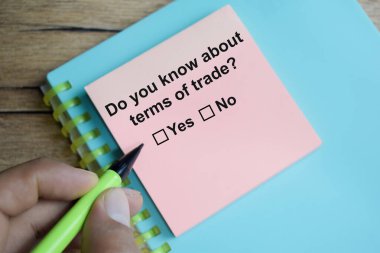 Tahta Masa 'da izole edilmiş yapışkan notların ticaret şartlarını biliyor musun? Bir kişi soru kavramına cevap veriyor.