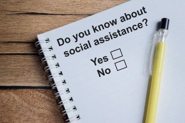 Ahşap Masa 'da izole edilmiş kitap hakkında sosyal yardım yazısını biliyor musun? Bir kişi soru kavramına cevap veriyor.