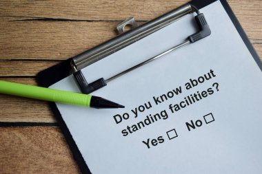 Tahta Masa 'da izole edilmiş panoya yazma işini biliyor musun? Bir kişi soru kavramına cevap veriyor.