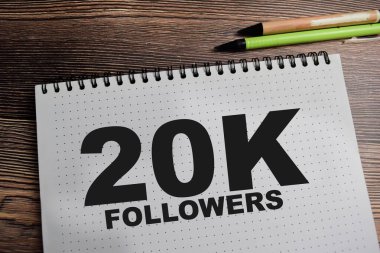 200 bin takipçi kavramı - sosyal medya platformunda 200.000 takipçiye ulaşmak - Tahta Tablo 'da izole kitap üzerine yazmak.